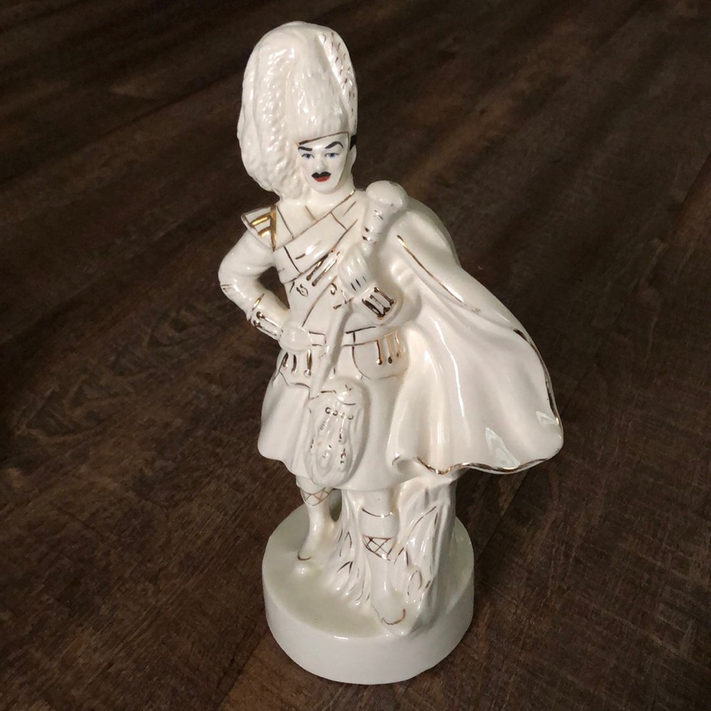 1947 Hennessy Cognac Scotland Soldier Guard in Kilt Liquor Decanter White Gold